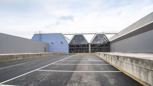 Car-Park-and-frontage_f14b74ebf00cb22d0406e13976aef7ac