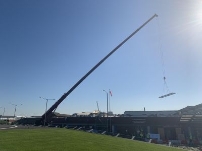 Crane-delivering-steel-structures_f14b74ebf00cb22d0406e13976aef7ac